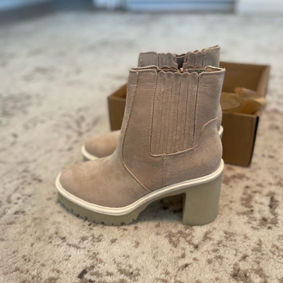 Oasis Soviet Anastasia Cream Lug Chelsea Boot - Picture 4 of 9
